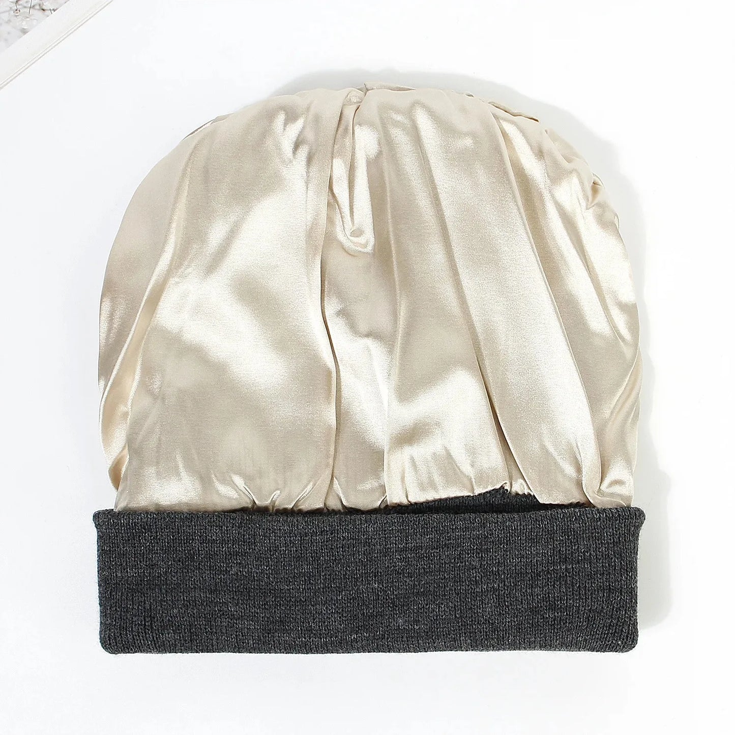 Bonnet d'hiver avec intérieur en satin