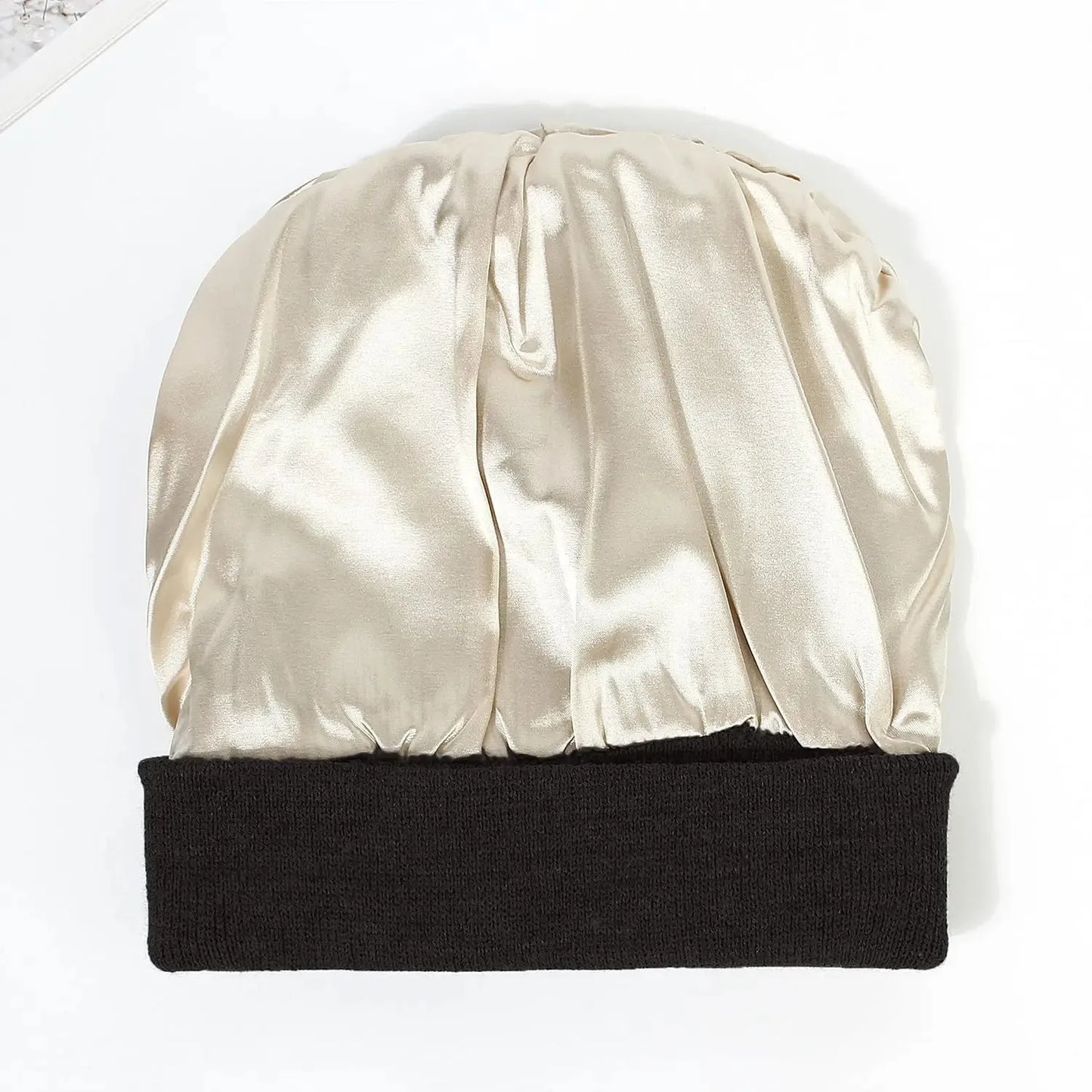 Bonnet d'hiver avec intérieur en satin
